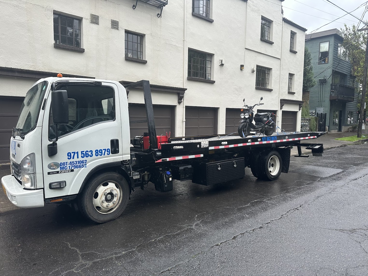 MRPL Towing truck during a Portland-area service call